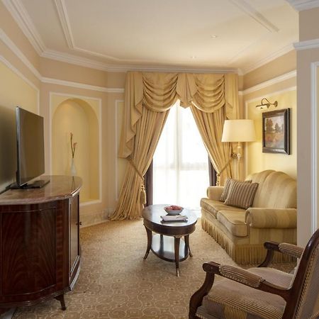 리젠시 호텔, 쿠웨이트 외부 사진 A living room at the Ritz-Carlton, Tarrant County