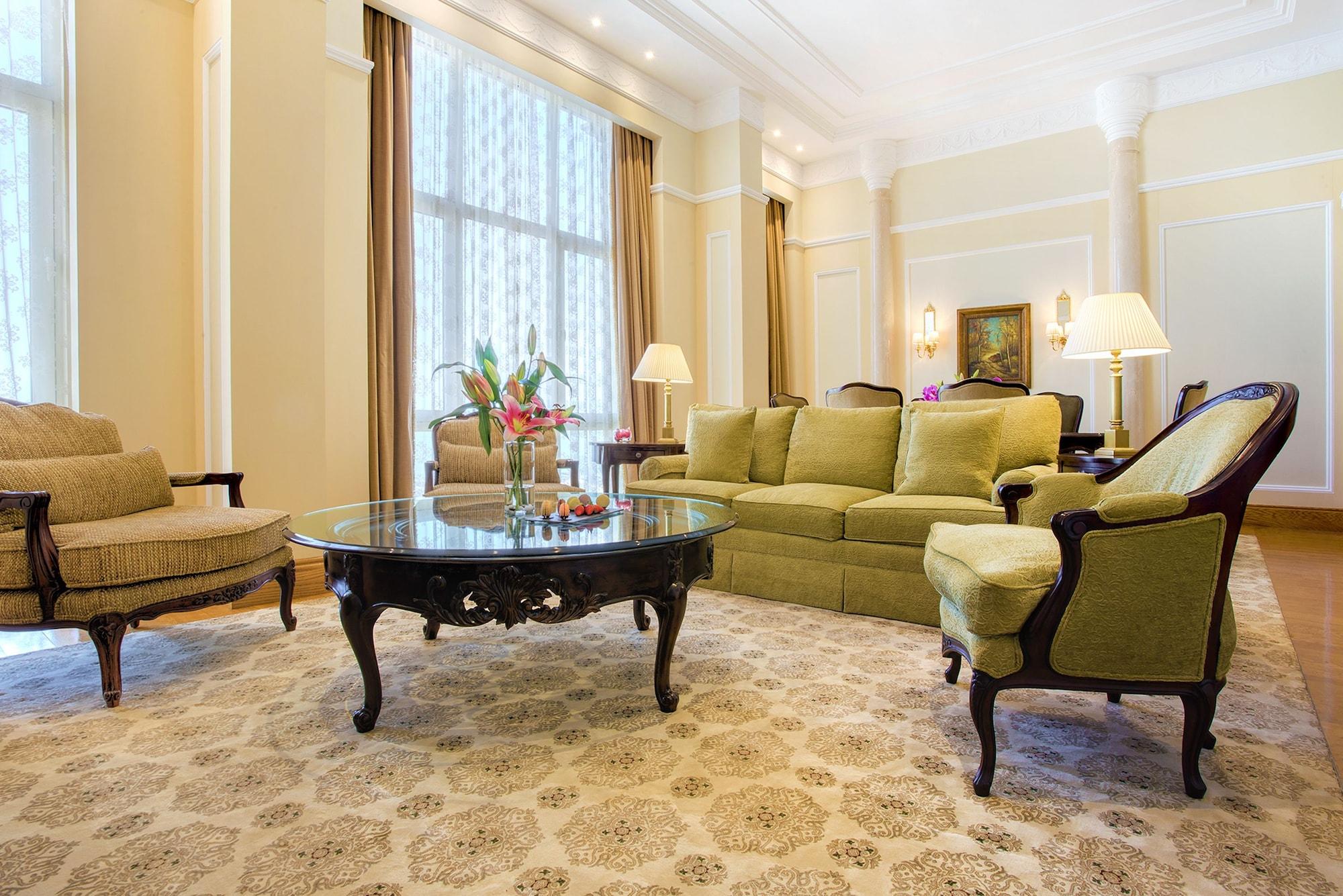 리젠시 호텔, 쿠웨이트 외부 사진 A living room in a hotel suite