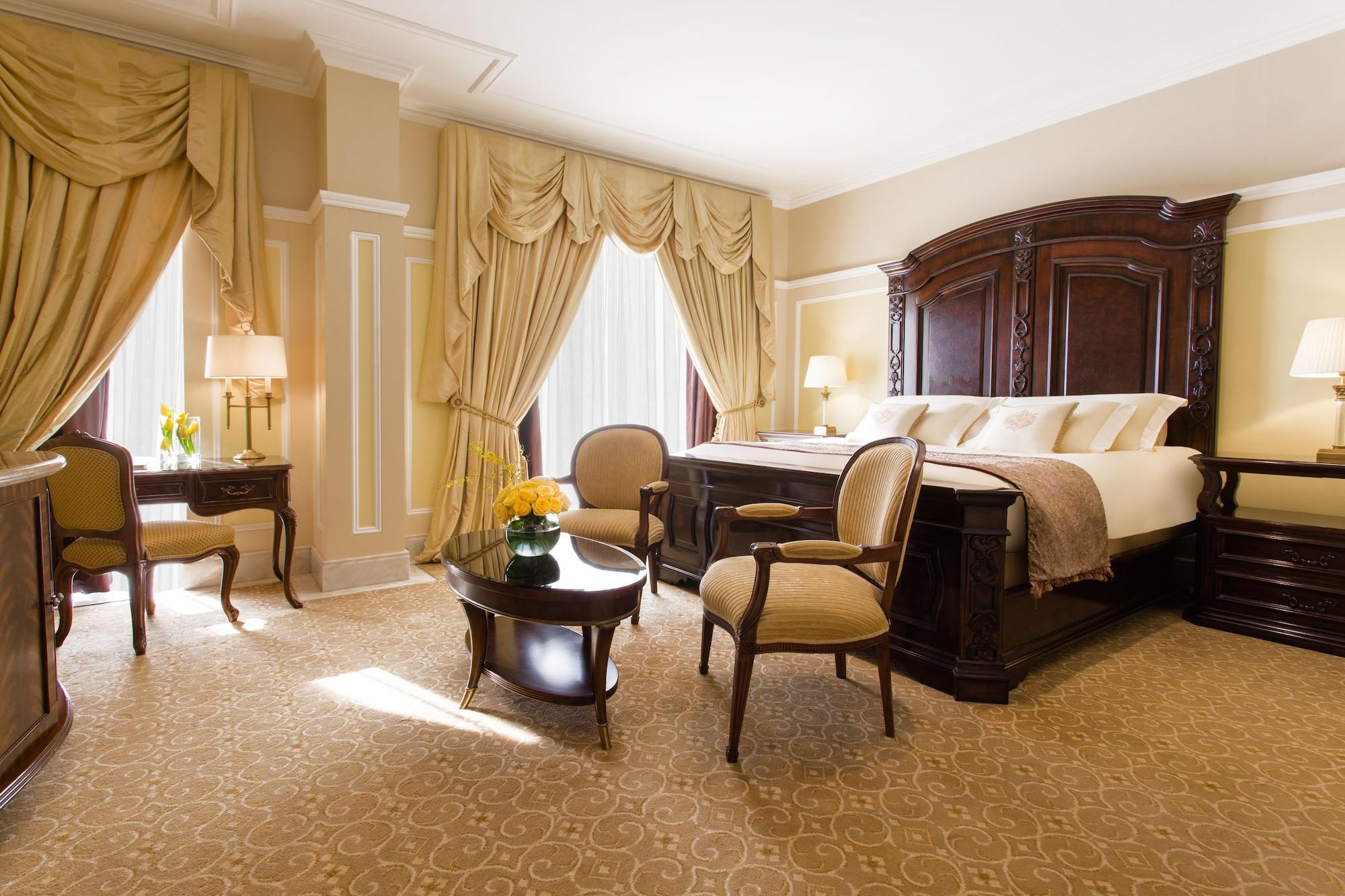 리젠시 호텔, 쿠웨이트 외부 사진 A bedroom at the Ritz-Carlton, Boston
