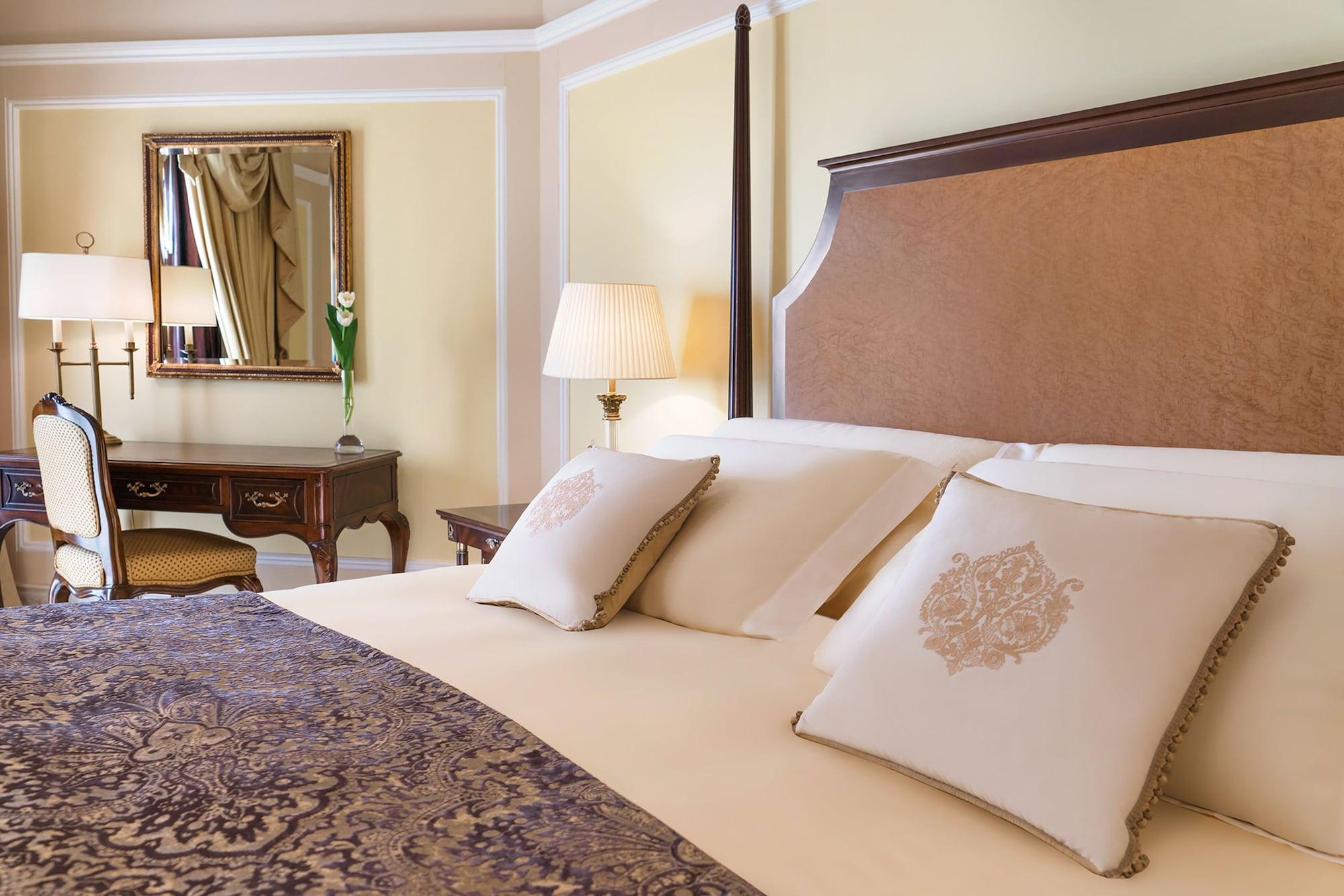 리젠시 호텔, 쿠웨이트 외부 사진 A bedroom at the Four Seasons Hotel