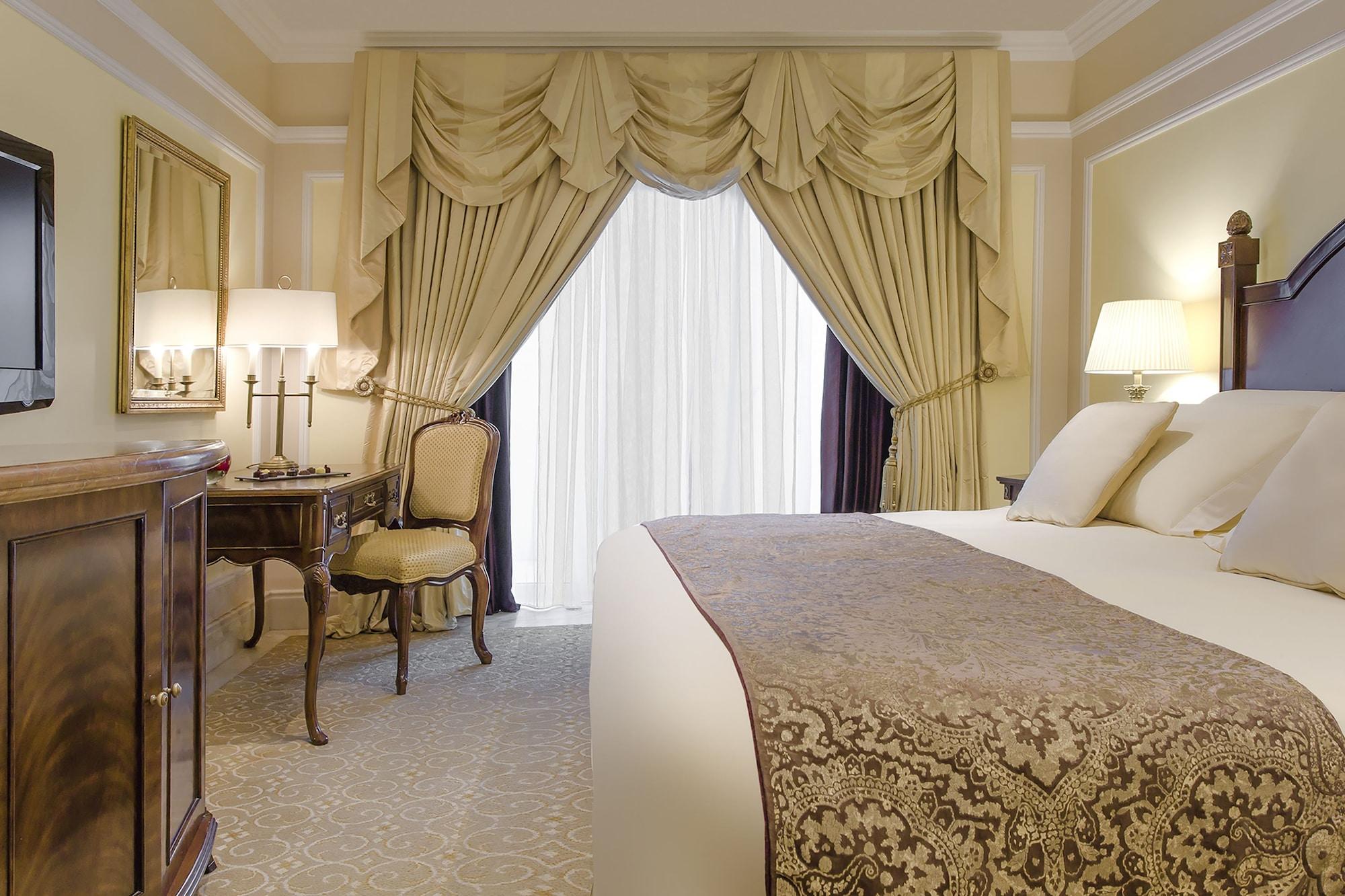 리젠시 호텔, 쿠웨이트 외부 사진 A guest room at The Ritz-Carlton, Boston