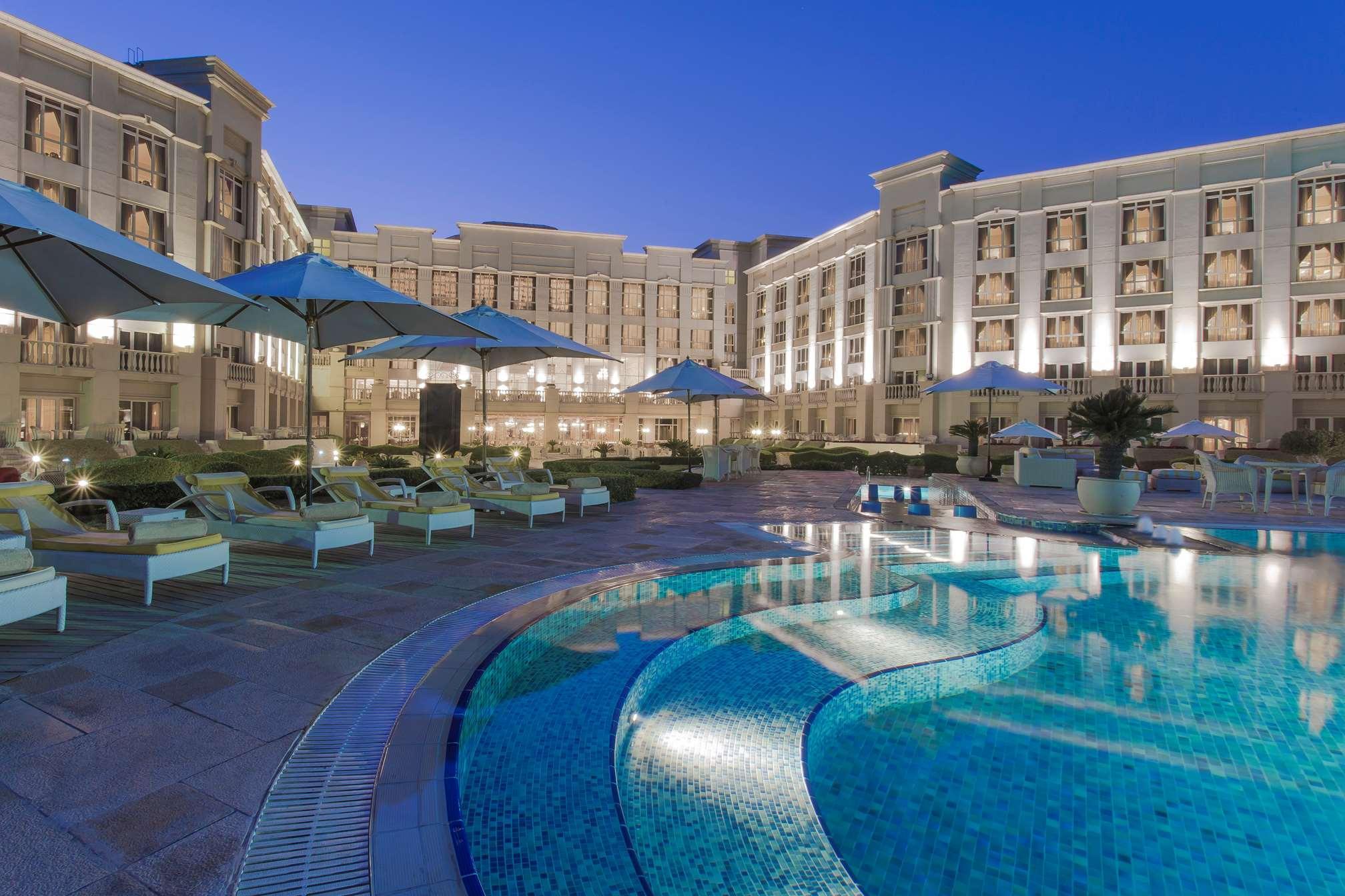 리젠시 호텔, 쿠웨이트 외부 사진 The pool at the Four Seasons Hotel