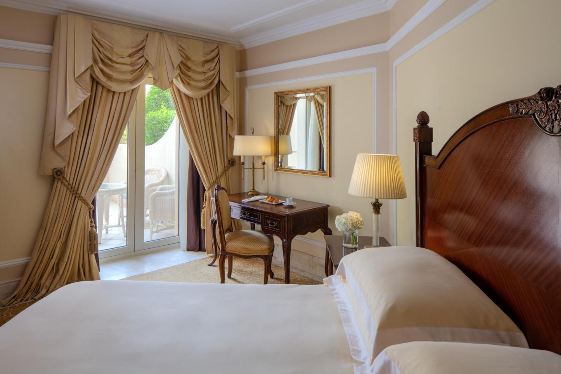 리젠시 호텔, 쿠웨이트 외부 사진 A bedroom at the hotel
